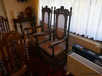 Oude tafel met stoelen - afbeelding 3 van  5