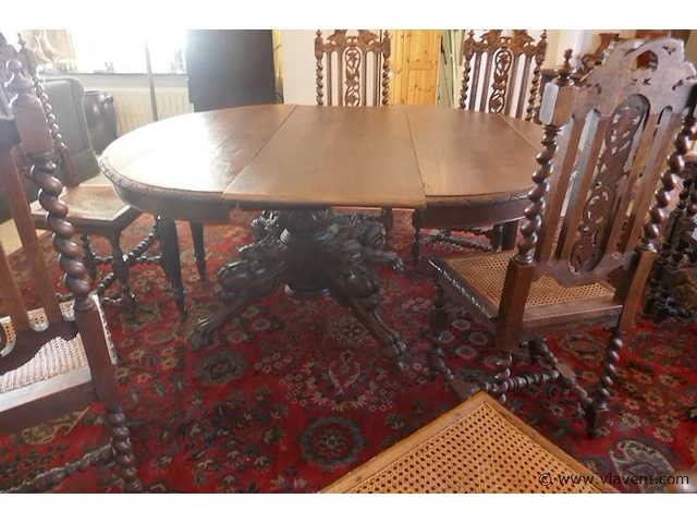 Oude tafel met stoelen - afbeelding 4 van  5