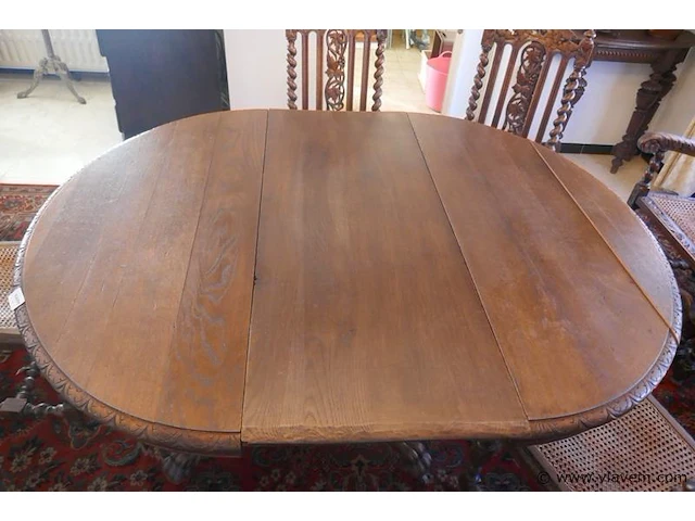 Oude tafel met stoelen - afbeelding 5 van  5