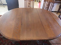 Oude tafel met stoelen - afbeelding 5 van  5