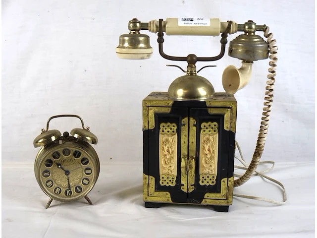 Oude telefoon en wekker kiple - afbeelding 1 van  8