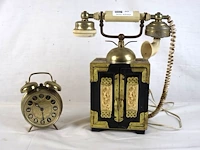Oude telefoon en wekker kiple - afbeelding 1 van  8