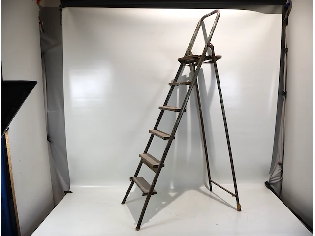 Oude trapladder - afbeelding 1 van  3