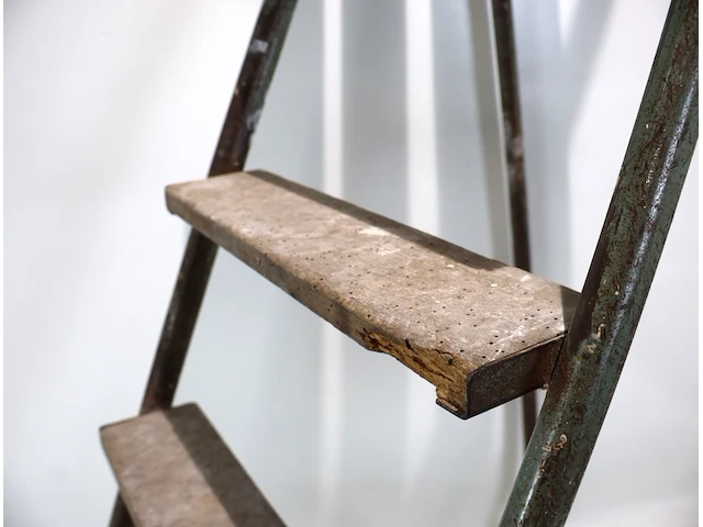 Oude trapladder - afbeelding 3 van  3