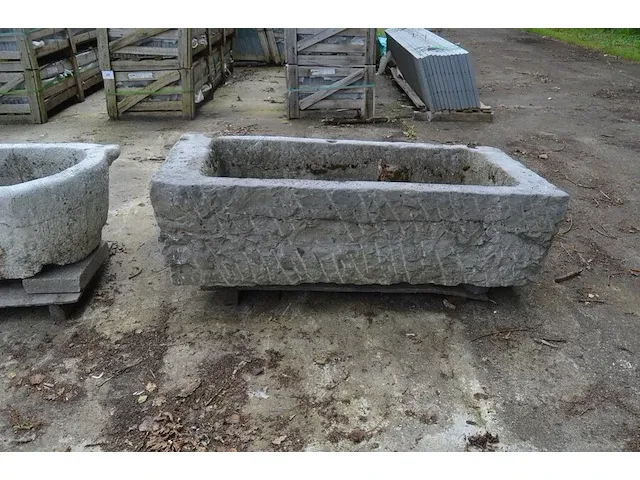 Oude trog 133x62x34 - afbeelding 1 van  5