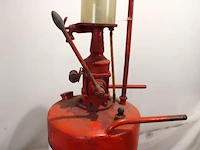 Oude tweetakt pomp - afbeelding 6 van  6