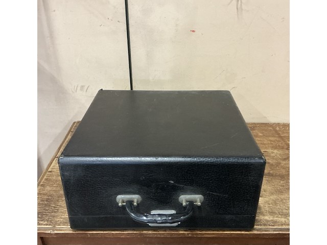 Oude typmachine " remington" met originele doos - afbeelding 1 van  2