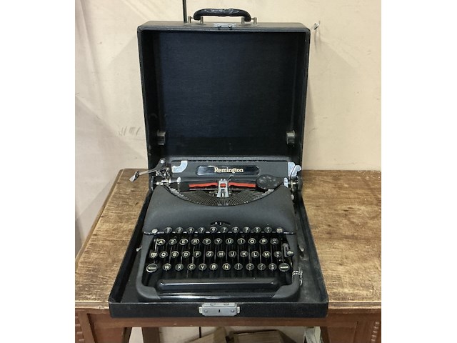 Oude typmachine " remington" met originele doos - afbeelding 2 van  2