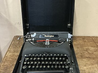 Oude typmachine " remington" met originele doos - afbeelding 2 van  2