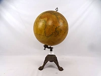 Oude wereldbol op ijzeren voet - afbeelding 1 van  7