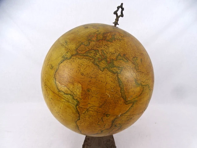 Oude wereldbol op ijzeren voet - afbeelding 2 van  7