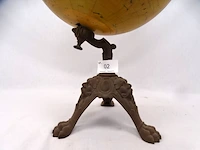 Oude wereldbol op ijzeren voet - afbeelding 3 van  7