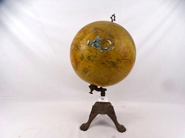 Oude wereldbol op ijzeren voet - afbeelding 4 van  7