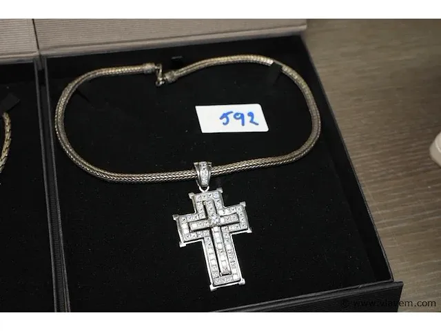 Oude zilver ketting met zilver kruis met safieren - afbeelding 1 van  1