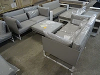 Outdoor lounge manutti squat