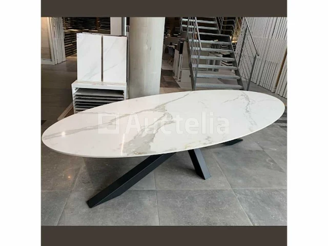 Ovale keramische tafel met zwarte metalen poot, 125 cm x 290 cm - afbeelding 1 van  3