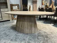 Ovalen eetkamertafel