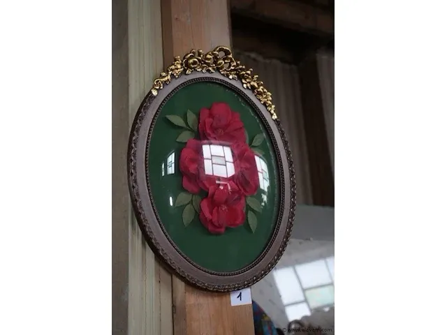 Ovalen vintage kader met gebombeerd glas - afbeelding 1 van  1
