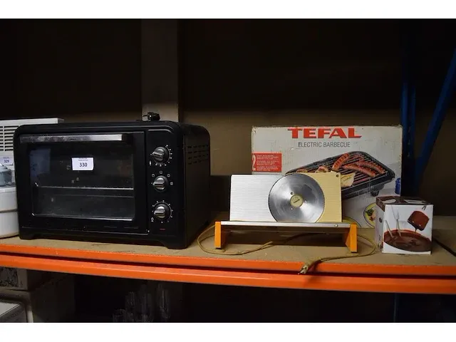 Oven moulinex o30, elektrisch broodsnijmachine, elektrische tafelbarbecue tefal, chocolade fondueset - afbeelding 1 van  8