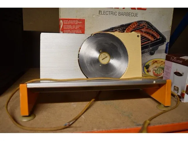 Oven moulinex o30, elektrisch broodsnijmachine, elektrische tafelbarbecue tefal, chocolade fondueset - afbeelding 5 van  8