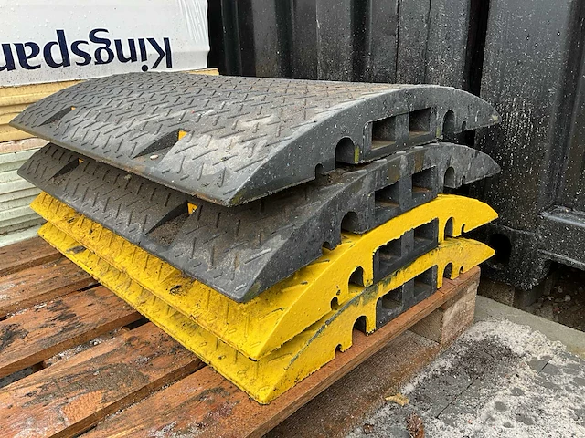 Overige aannemersmateriaal - verkeersdrempel met kabelgoot (4x) - afbeelding 1 van  3