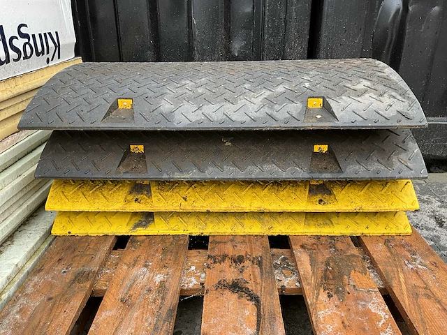 Overige aannemersmateriaal - verkeersdrempel met kabelgoot (4x) - afbeelding 2 van  3