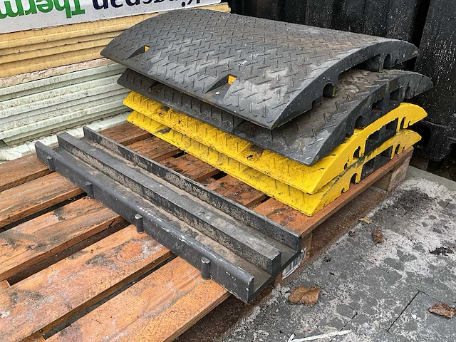 Overige aannemersmateriaal - verkeersdrempel met kabelgoot (4x) - afbeelding 3 van  3