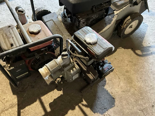 Overige agrarisch waterpomp benzine (2x) + grasmaaier voor onderdelen - afbeelding 2 van  6