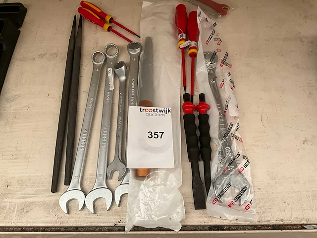 Overige garage inventaris.steeksleutels,schroevendraaiers,beitels enz. - afbeelding 1 van  1