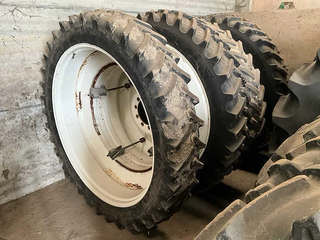 Paar dubbele tractorvelgen met band - afbeelding 1 van  10