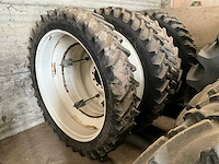 Paar dubbele tractorvelgen met band