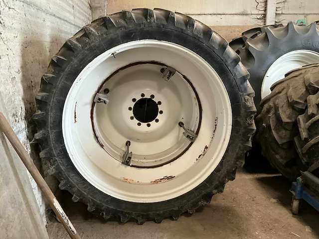 Paar dubbele tractorvelgen met band - afbeelding 3 van  10