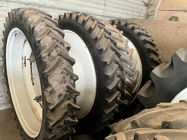 Paar dubbele tractorvelgen met band - afbeelding 4 van  10