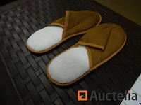 Paar gevulde slippers maat 38/39 - afbeelding 2 van  3