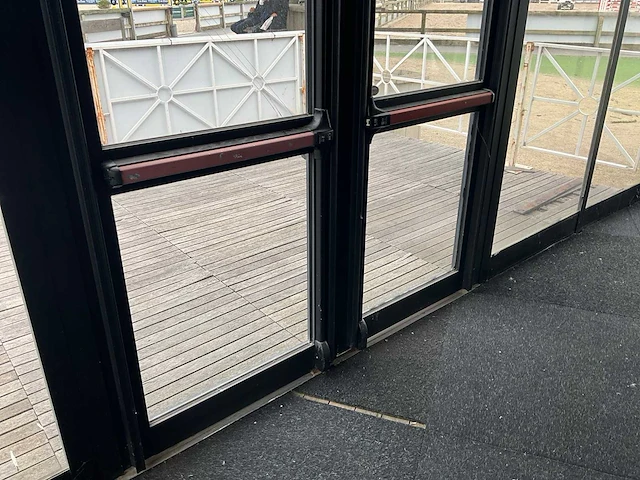 Pagodetent met vaste wanden en houten vloer - afbeelding 27 van  38