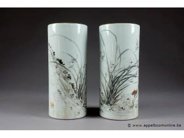 Paire de vases rouleau. décorés, en plein et en grisaille, de végétaux. porcelaine de chine. signés. xxe siècle. hauteur: 28,5 cm. condition: pas d'accident ni de restauration. - afbeelding 1 van  3