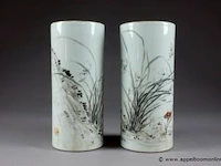Paire de vases rouleau. décorés, en plein et en grisaille, de végétaux. porcelaine de chine. signés. xxe siècle. hauteur: 28,5 cm. condition: pas d'accident ni de restauration. - afbeelding 1 van  3