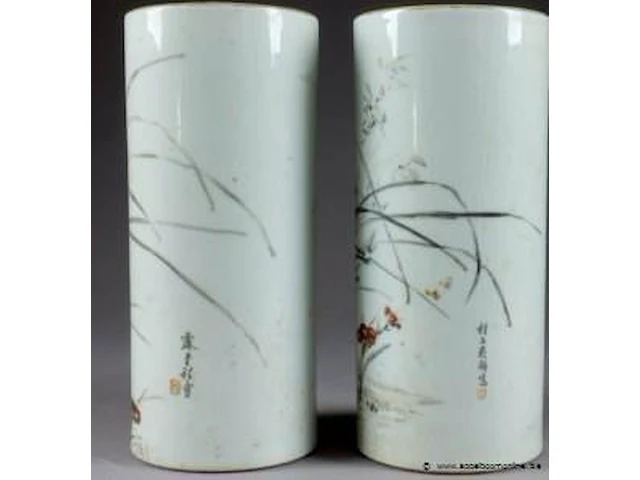 Paire de vases rouleau. décorés, en plein et en grisaille, de végétaux. porcelaine de chine. signés. xxe siècle. hauteur: 28,5 cm. condition: pas d'accident ni de restauration. - afbeelding 2 van  3