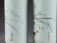 Paire de vases rouleau. décorés, en plein et en grisaille, de végétaux. porcelaine de chine. signés. xxe siècle. hauteur: 28,5 cm. condition: pas d'accident ni de restauration. - afbeelding 2 van  3