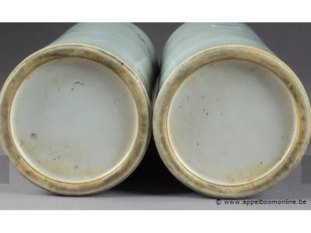 Paire de vases rouleau. décorés, en plein et en grisaille, de végétaux. porcelaine de chine. signés. xxe siècle. hauteur: 28,5 cm. condition: pas d'accident ni de restauration. - afbeelding 3 van  3