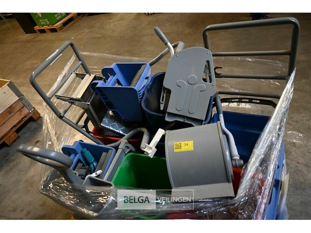 Palet met diverse poetskarren - afbeelding 1 van  2