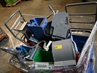 Palet met diverse poetskarren - afbeelding 1 van  2