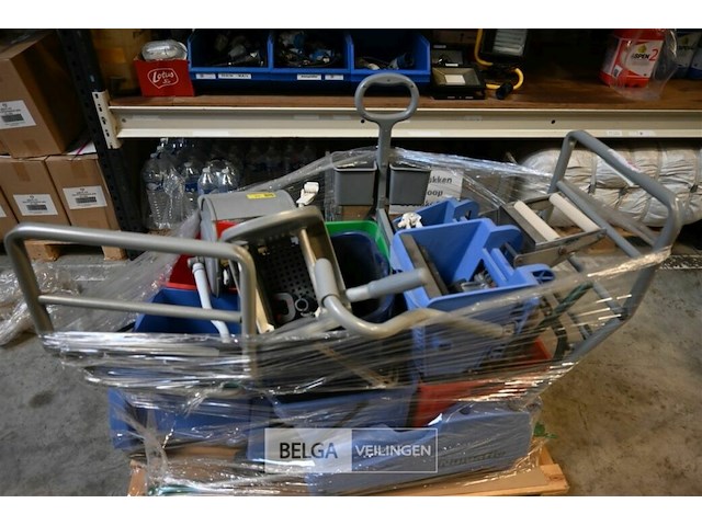 Palet met diverse poetskarren - afbeelding 2 van  2