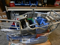 Palet met diverse poetskarren - afbeelding 2 van  2