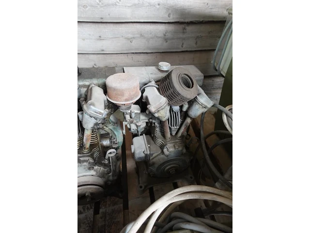 Palet met motoren - afbeelding 11 van  12