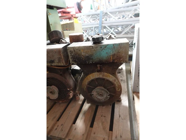 Palet met motoren - afbeelding 12 van  12