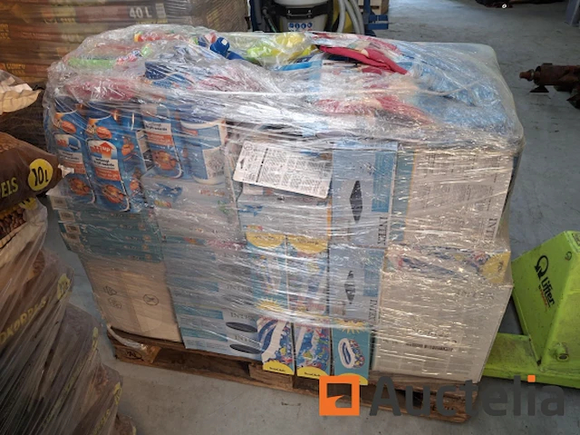Palet met poolitems - afbeelding 1 van  6