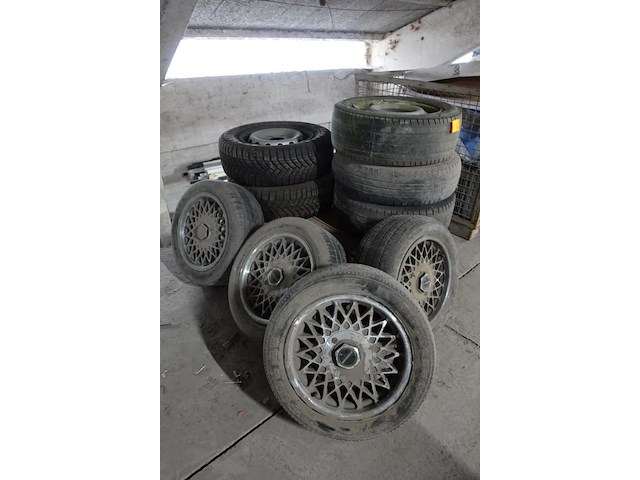 Pallet banden + velg - afbeelding 1 van  4