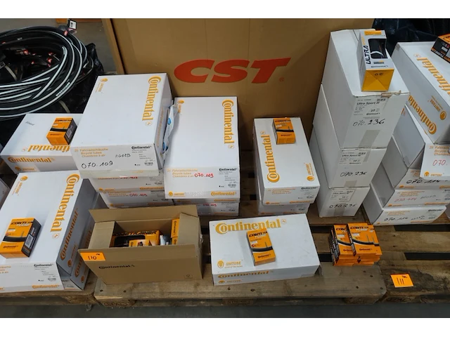 Pallet binnen en buitenbanden continental - afbeelding 1 van  5