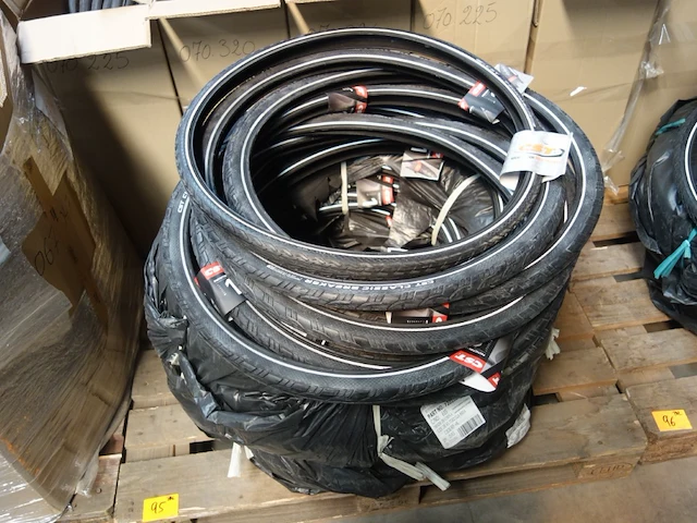 Pallet buitenbanden cst - afbeelding 1 van  2